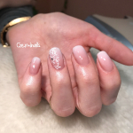 Zselés műköröm építés babyboomer technikával, 1-1 köröm díszítésével, garanciával a IX. kerületben!