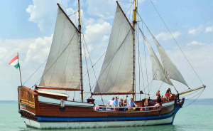 Disco hajótúra az éjszakában, Siófokon. Bulizzatok egy jót a Balatonon!