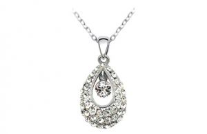 Ezüstözött nyaklánc 3,2 cm-es Swarovski köves medállal 3.490 Ft-ért 