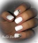 Tartós egyszínű vagy francia géllakkozás, saját köröm megerősítésével, mini manikűrrel