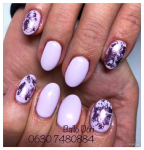 Tartós egyszínű vagy francia géllakkozás, saját köröm megerősítésével, mini manikűrrel