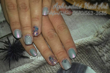 Egyszínű géllakkozás két köröm díszítésével, Zuglóban