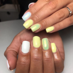 Erősített géllakkozás 1-1 köröm díszítéssel, gépi manikűrrel a belvárosban