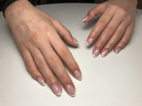 Erősített géllakkozás 1-1 köröm díszítéssel, gépi manikűrrel a belvárosban