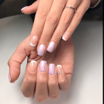 Erősített géllakkozás 1-1 köröm díszítéssel, gépi manikűrrel a belvárosban
