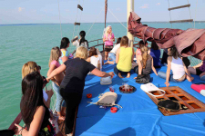 Fergeteges leány- vagy legénybúcsú a Balaton vitorláshajón, siófoki indulással!