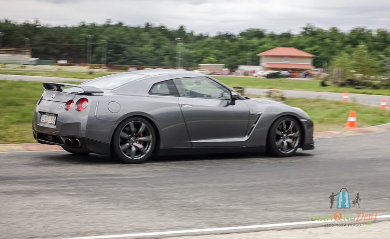 Száguldj 2, 3 vagy 4 körös élményvezetésen egy 550 lóerős Nissan GT-R-rel a Hungaroringen!