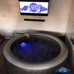 Romantika csomag: Jakuzzi kitelepités otthonodba, egyedi dekorációkkal, akár fürdőbor szeánsszal