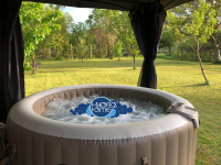 Romantika csomag: Jakuzzi kitelepités otthonodba, egyedi dekorációkkal, akár fürdőbor szeánsszal