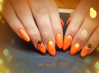 Megerősített géllakkozás rugalmas zselével, gépi manikűrözéssel, 1-1 köröm díszítéssel