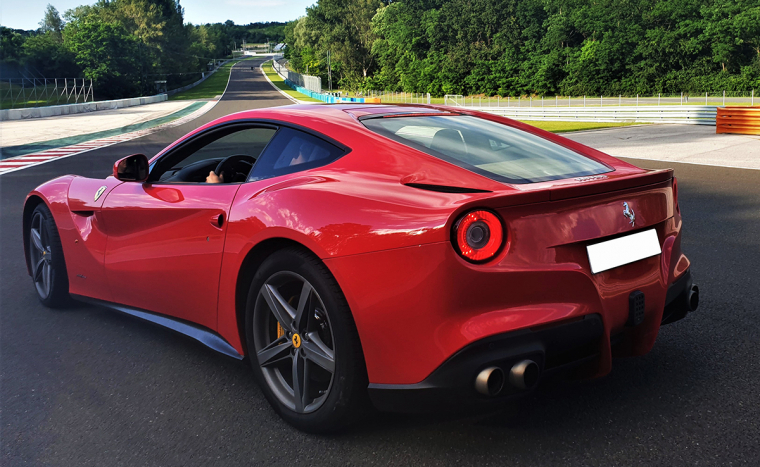 Vigyázat! Ferrari F12 szeli az UTAKAT! Gyere és élvezd a száguldást TE is! 