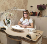 Kezd a nyarat tartós és esztétikus körmökkel: Erősített gél lakkozás manikűrrel a XIII. kerületben