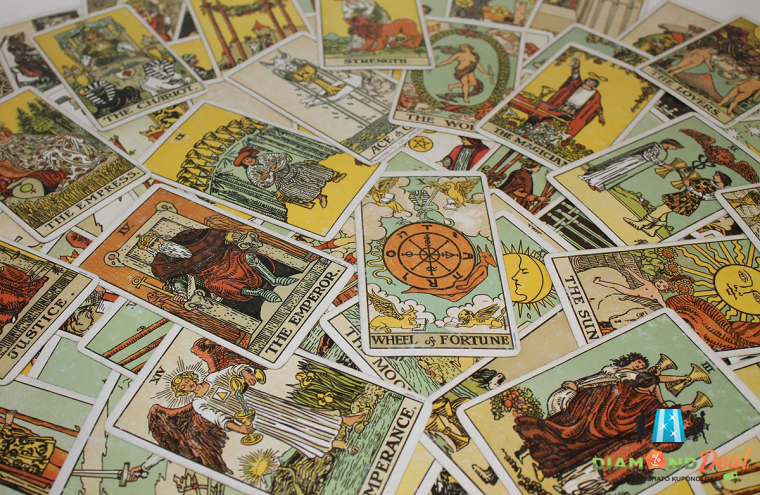 Tarot kártyavetés speciálisan egyes életterületekre akár Online is!